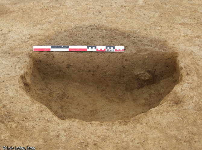 Probable silo enterré partiellement conservé, Noyal-sur-Vilaine (Ille-et-Vilaine), 2012.La base incurvée des parois pourrait correspondre à un profil dit en bouteille.