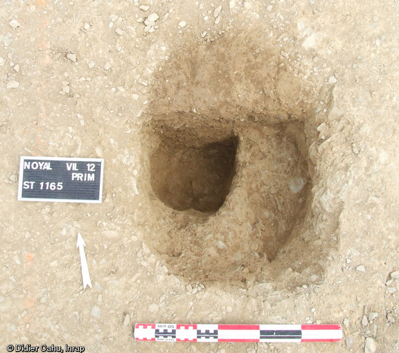 Trou de poteau d'un bâtiment appartenant à un habitat des VIIIe-Xe s. mis au jour à Noyal-sur-Vilaine (Ille-et-Vilaine), 2012.