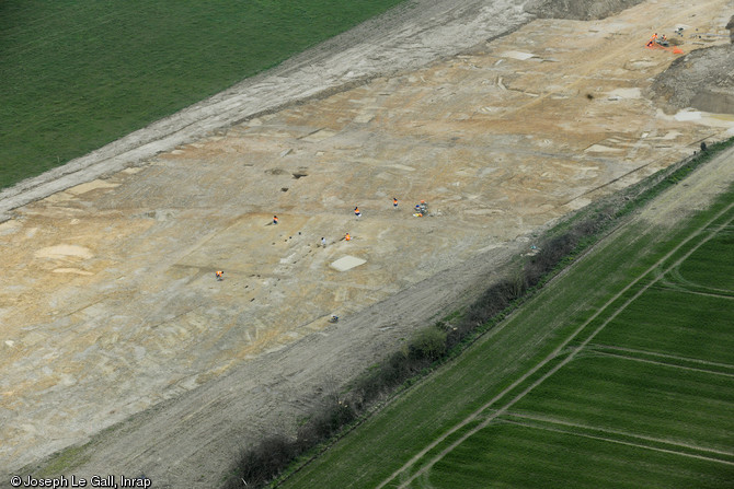 Vue aérienne du site de la Claraiserie en cours de fouille, Ossé (Ille-et-Vilaine), 2013.Une partie d'une ferme gauloise et plusieurs parcelles agricoles associées à l'établissement ont été mis au jour sur 37 000 m2.