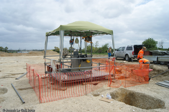 Installation d'une plateforme et d'un système de treuil par Archéopuits pour fouiller une citerne gauloise, IIe s. avant notre ère - Ier s. de notre ère, la Claraiserie, Ossé (Ille-et-Vilaine), 2013.