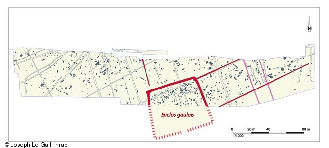 Plan des vestiges mis au jour sur le site de la Claraiserie à Ossé (Ille-et-Vilaine), 2013.L'enclos principal de la ferme gauloise se poursuit au-delà de l'emprise de la fouille.