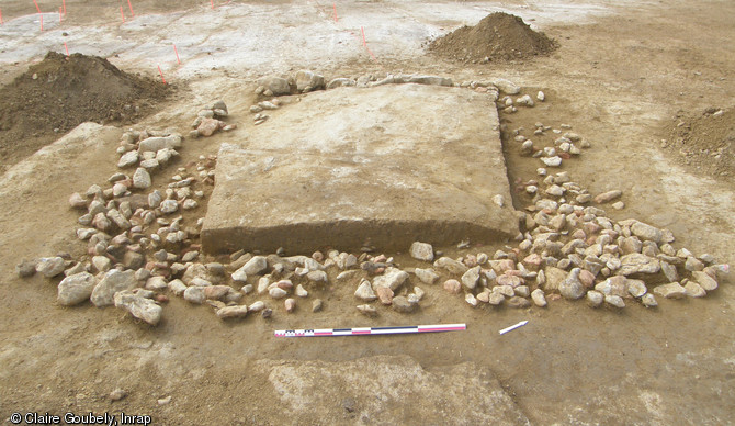 Bâtiment construit sur solin de pierre, XIIe-XIIIe s., La Quinte (Sarthe), 2012.Semi-excavé, le bâtiment présente une superficie d'environ 16 m2. Il possédait vraisemblablement un étage.