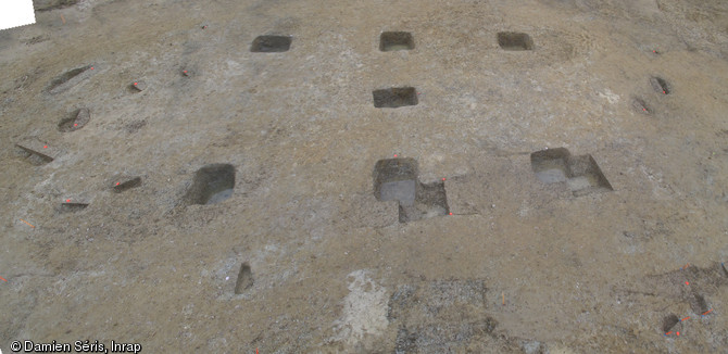 Vestiges d’un bâtiment gaulois en bois des IIe-Ier s. avant notre ère, La Grillère, Saint-Denis-du-Maine (Mayenne), 2012.L'établissement gaulois est abandonné à la fin du Ier s. avant notre ère et laisse place à un sanctuaire, en activité entre les Ier et IIIe s. de notre ère.