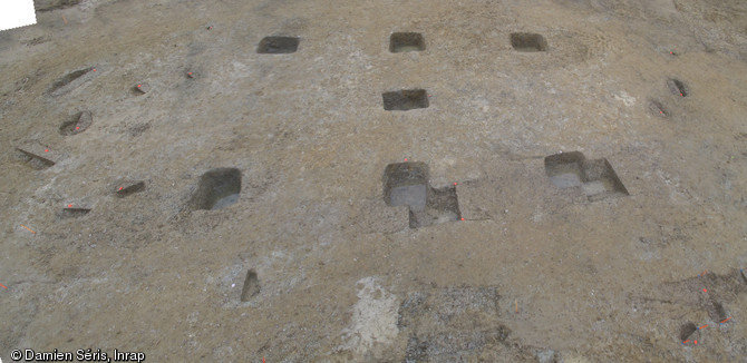 Vestiges d’un bâtiment gaulois en bois des IIe-Ier s. avant notre ère, La Grillère, Saint-Denis-du-Maine (Mayenne), 2012.L'établissement gaulois est abandonné à la fin du Ier s. avant notre ère et laisse place à un sanctuaire, en activité entre les Ier et IIIe s. de notre ère.  