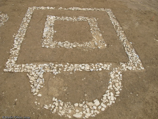 Fondations du temple de plan carré et de son exèdre, Ier-IIIe s. de notre ère, La Grillère, Saint-Denis-du-Maine (Mayenne), 2012.Ce fanum s'organise autour d'une pièce centrale (la cella, où était placée la statue de la divinité) entourée d'une galerie.