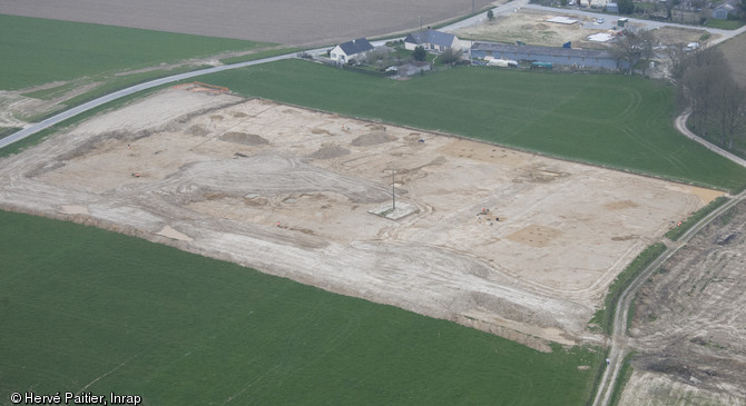 Vue aérienne de la fouille menée à La Grande Maçonnais à Torcé (Ille-et-Vilaine), 2013.Menée sur 23 000 m2, l'opération a révélé une occupation continue du site depuis le Néolithique, avec notamment de nombreux vestiges attribuables au haut Moyen Âge.