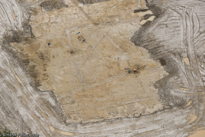 Vue aérienne de la zone du site ayant révélé des vestiges d'époque romaine, La Grande Maçonnais, Torcé (Ille-et-Vilaine), 2013.Un parcellaire ainsi qu'un probable atelier métallurgique des Ier-IIe s. de notre ère y ont été mis au jour.