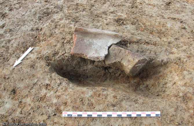 Trou de poteau antique employant des fragments de tuiles en calage, Ier-IIe s. de notre ère, La Grande Maçonnais, Torcé (Ille-et-Vilaine), 2013.