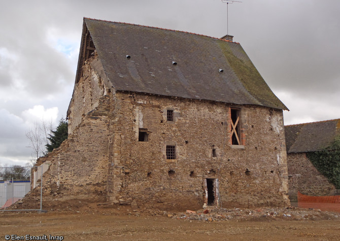 Vue générale du manoir de Vassé à Torcé (Ille-et-Vilaine), 2013.Malgré des remaniements contemporains, l'édifice présente une volumétrie particulière : sa silhouette très élancée et son toit à forte pente en ardoises laisse supposer la présence d'un bâtiment plus ancien.