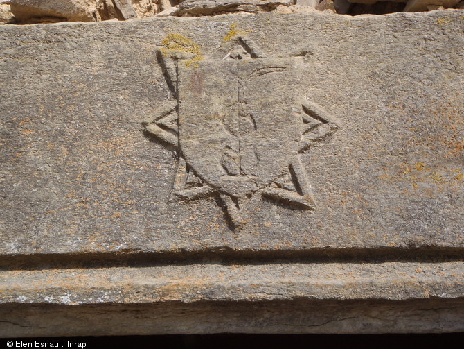 Détail de la marque de marchand présente sur le linteau de la fenêtre de la salle du manoir de Vassé à Torcé (Ille-et-Vilaine), 2013.