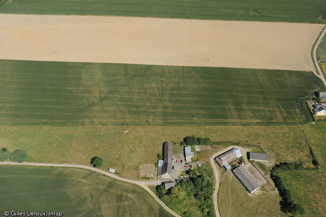 Vue aérienne du site avant la fouille, Vassé, Torcé (Ille-et-Vilaine), 2012. Dans le champ au-dessus du manoir, on distingue clairement un enclos quadrangulaire.