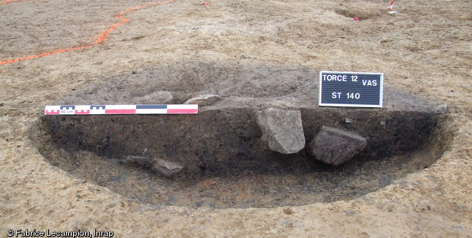 Fosse comblée par les cendres d'un foyer, VIIe-IXe s., Vassé, Torcé (Ille-et-Vilaine), 2012.D'autres structures de combustion ont été mises au jour en dehors des habitations.
