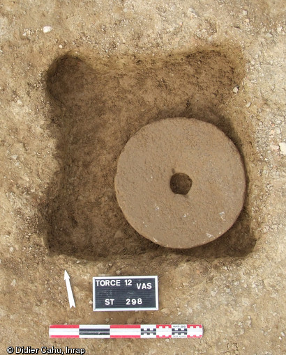 Fosse où a été déposé la partie supérieure d'une meule rotative, ou catillus, datant du haut Moyen Âge, Vassé, Torcé (Ille-et-Vilaine), 2012.