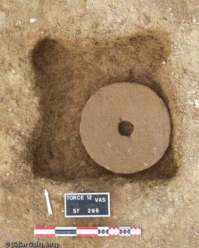 Fosse où a été déposé la partie supérieure d'une meule rotative, ou catillus, datant du haut Moyen Âge, Vassé, Torcé (Ille-et-Vilaine), 2012.