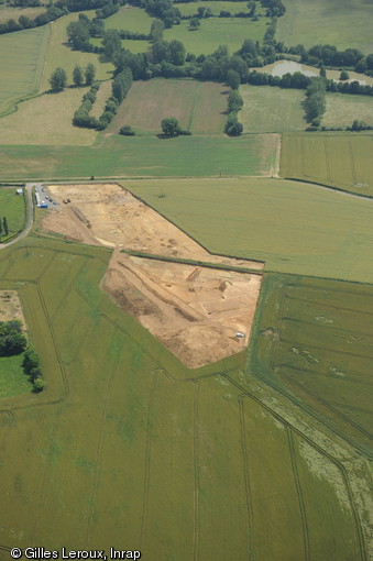 Vue aérienne de l'emprise des fouilles menées à Vallon-sur-Gée (Sarthe), 2012.Une portion importante de la pars rustica d'une grande villa gallo-romaine occupée entre les Ier et IIIe s. de notre ère a été mise au jour.