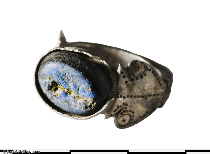 Bague en argent à intaille, La Bourlerie, Vallon-sur-Gée (Sarthe), 2012. Les objets de luxe découverts sur le site témoignent de la richesse des propriétaires de la villa.
