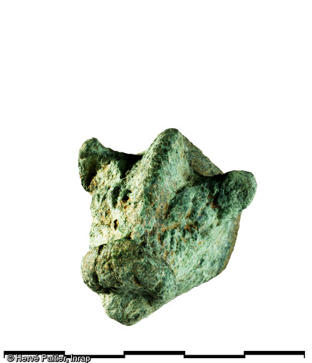 Élément de décor zoomorphe figurant une tête de sanglier, bronze, La Bourlerie, Vallon-sur-Gée (Sarthe), 2012. Les objets de luxe découverts sur le site témoignent de la richesse des propriétaires de la villa.