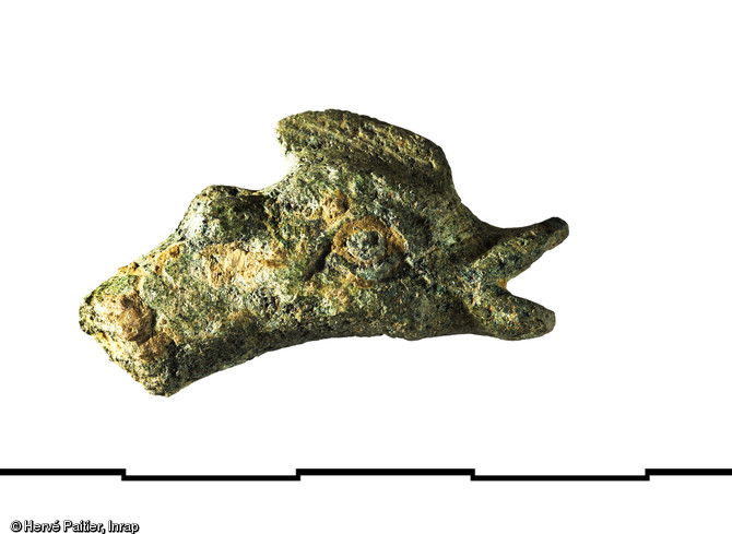 Élément de décor zoomorphe figurant une tête de dauphin, bronze, La Bourlerie, Vallon-sur-Gée (Sarthe), 2012.Les objets de luxe découverts sur le site témoignent de la richesse des propriétaires de la villa.
