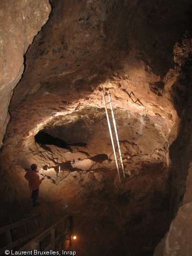 Cette partie du vaste réseau de galeries de Sterkfontein (Afrique du Sud) a été entièrement évidée par les mineurs. Aujourd’hui encore, afin d’étudier Little Foot, on emprunte leur escalier de bois.Lors de la chute de l’australopithèque, cette cavité n’était pas encore colmatée par les sédiments et une ouverture existait au sommet de la galerie, quelques mètres au-dessus des escaliers.  