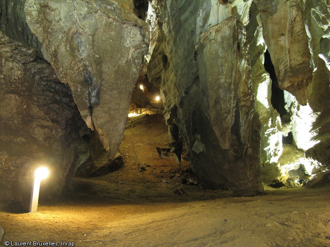 La partie touristique des grottes de Sterkfontein (Afrique du Sud) traverse des galeries aux formes étranges. De grands pendants de roche descendent de la voûte sur plusieurs dizaines de mètres. Ces morphologies permettent de savoir que cette grotte s’est formée en profondeur,  par une lente dissolution des dolomies qui baignaient alors dans la nappe phréatique.   