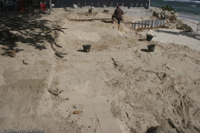 L’érosion marine sur le littoral de Saint-François (Guadeloupe) détruit progressivement un cimetière d’époque coloniale sur la plage des Raisins clairs.L’Inrap est intervenu du 13 janvier au 12 février 2014 sur une zone de 75 m2, directement en arrière du front d’érosion.