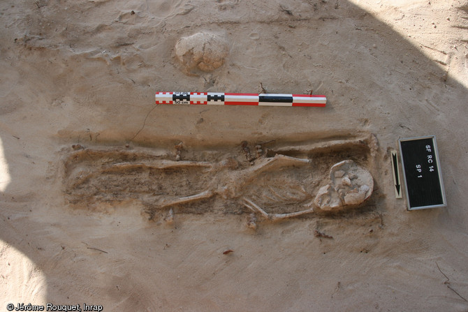Sépulture d'enfant mise au jour sur la plage des Raisins clairs à Saint-François (Guadeloupe), 2014.La chronologie du cimetière reste à préciser, mais les indices récoltés permettent de proposer une occupation allant de la fin du XVIIe au XIXe s.