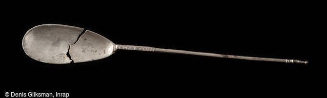Cuillère en argent mesurant 23,4 cm de long, datée de la fin du VIe s., mise au jour dans une tombe de la nécropole de Niederfeld à Ichtratzheim (Bas-Rhin), 2011.