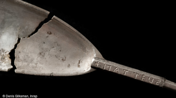 Détail de l'inscription latine (MATTEUS) sur la tige d'une cuillère en argent de la fin du VIe s. mise au jour dans une tombe à Ichtratzheim (Bas-Rhin), 2011.