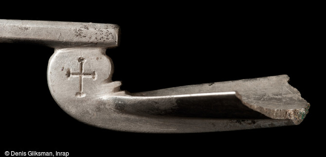 Détail du profil décoré d'une croix de la cuillère en argent mise au jour dans une tombe de la nécropole de Niederfeld, fin du VIe s., Ichtratzheim (Bas-Rhin), 2011. 