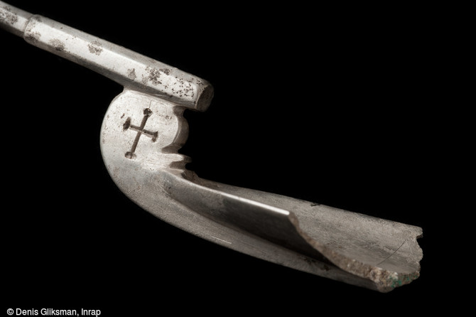 Détail du profil décoré d'une croix de la cuillère en argent mise au jour dans une tombe de la nécropole de Niederfeld, fin du VIe s., Ichtratzheim (Bas-Rhin), 2011. 