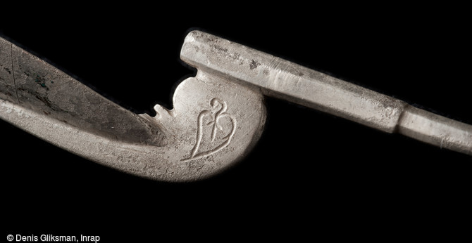 Détail du profil décoré d'une feuille de vigne de la cuillère en argent mise au jour dans une tombe de la nécropole de Niederfeld, fin du VIe s., Ichtratzheim (Bas-Rhin), 2011.