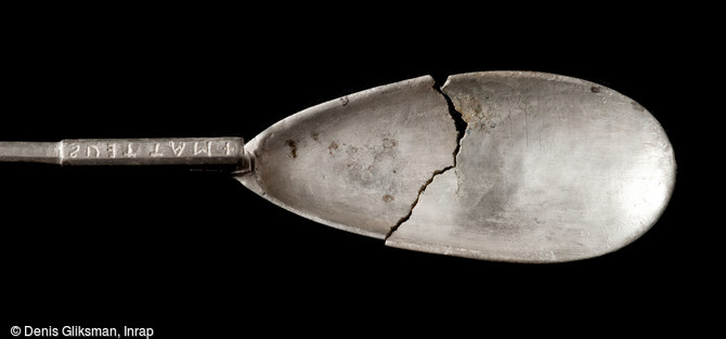 Cuillère en argent avec une inscription latine sur la tige (MATTEUS) et une inscription runique sur le cuilleron (lapila, signifiant cuillère), fin du VIe s., Ichtratzheim (Bas-Rhin), 2011.