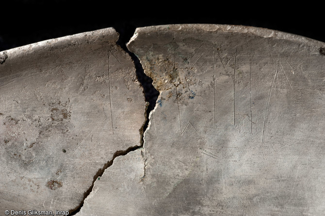 Vue de détail de l'inscription runique à l'intérieur de la cuillère qui mentionne lapela, signifiant cuillère, fin du VIe s., nécropole de Niederfeld à Ichtratzheim (Bas-Rhin), 2011.