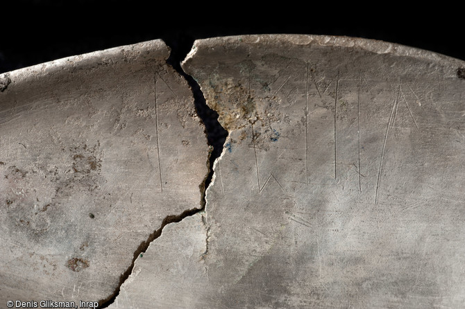 Vue de détail de l'inscription runique à l'intérieur de la cuillère qui mentionne lapela, signifiant cuillère, fin du VIe s., nécropole de Niederfeld à Ichtratzheim (Bas-Rhin), 2011.