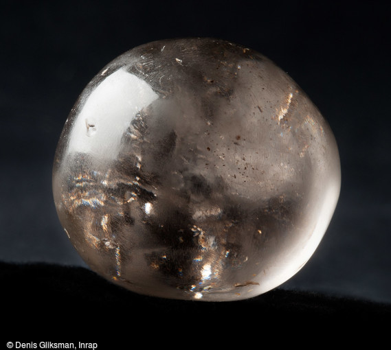 Boule en cristal de roche cerclée d’une tôle d’argent, attachée à l’origine à une châtelaine, fin du VIe s., nécropole de Niederfeld, Ichtratzheim (Bas-Rhin), 2011.