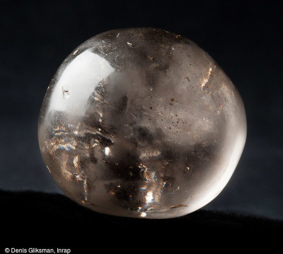 Boule en cristal de roche cerclée d’une tôle d’argent, attachée à l’origine à une châtelaine, fin du VIe s., nécropole de Niederfeld, Ichtratzheim (Bas-Rhin), 2011.