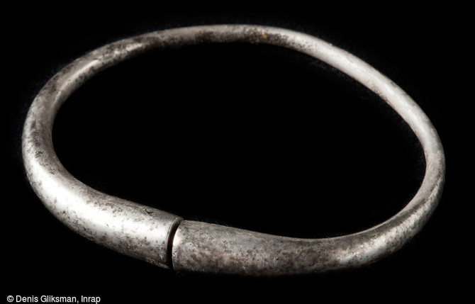 Bracelet en argent mis au jour dans une tombe de la nécropole de Niederfeld à Ichtratzheim (Bas-Rhin), fin du VIe s., 2011.