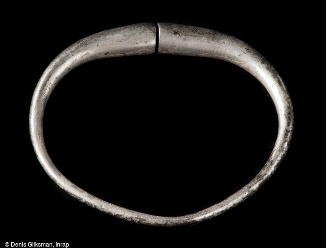 Bracelet en argent mis au jour dans une tombe de la nécropole de Niederfeld à Ichtratzheim (Bas-Rhin), fin du VIe s., 2011.