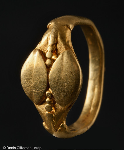 Bague en or, fin du VIe s., nécropole de Niederfeld, Ichtratzheim (Bas-Rhin), 2011.