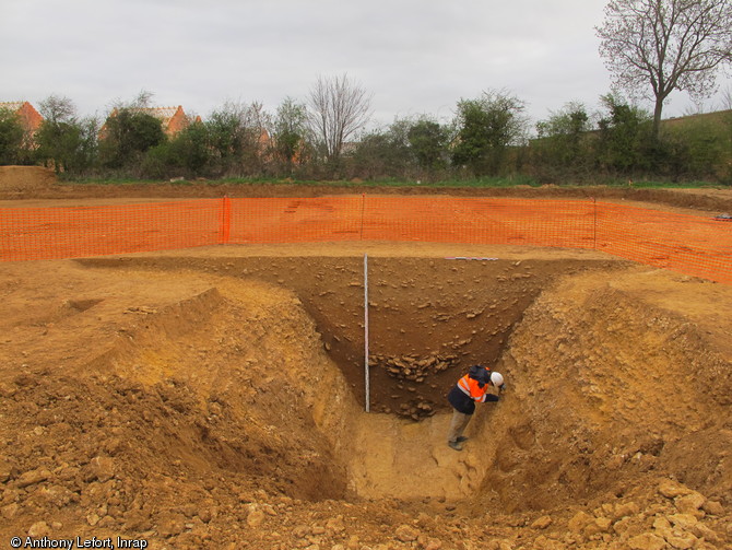 Vue en coupe du fossé de l'enclos monumental au niveau de l'entrée de la place forte gauloise de Bourguébus (Calvados), 2013.Un pont en bois devait enjamber le fossé à ce niveau pour permettre l'accès à cette résidence aristocratique. 