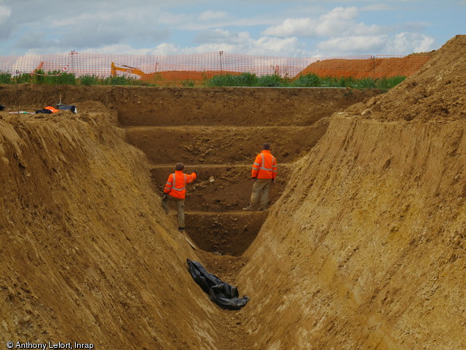 Coupe en paliers réalisée dans la branche sud du fossé de l'enclos monumental, place forte gauloise de Bourguébus (Calvados), 2013. 