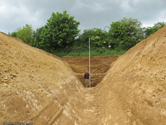 Vue en coupe de la branche est du fossé de l'enclos monumental, place forte gauloise de Bourguébus (Calvados), 2013.