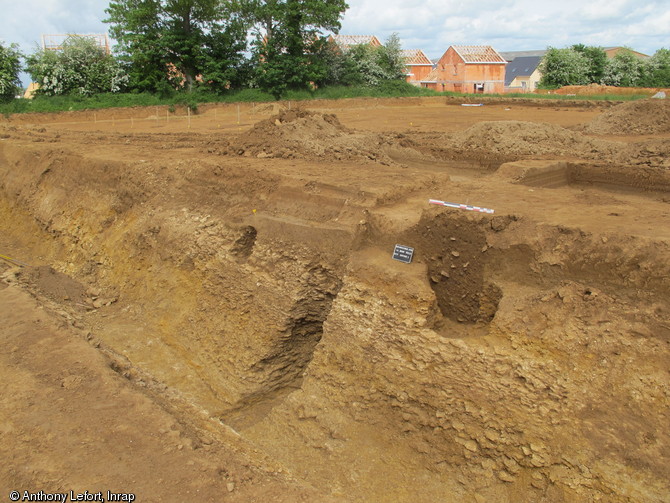 Ancrages d’un pont taillés dans la paroi du fossé de l’enclos monumental, place forte gauloise de Bourguébus (Calvados), 2013.    