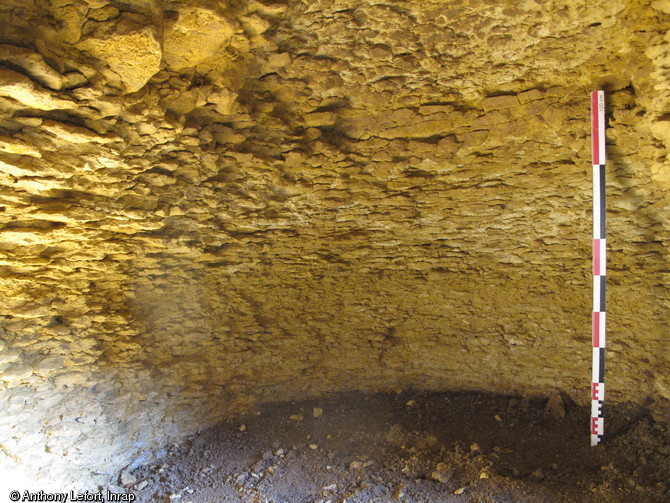 Alcôve taillée dans le souterrain, Bourguébus (Calvados), 2013.