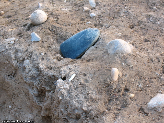 Vue de détail d'une herminette et d'une bille de calcaire mises au jour sur un niveau d'occupation néolithique, vers 5600 avant notre ère, boulevard Charles Nédélec, Marseille, 2007.  