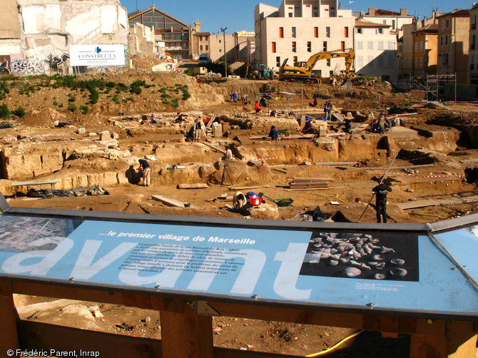 Vue générale de la fouille menée boulevard Charles Nédélec à Marseille en 2007.Cette fouille s'effectue dans le cadre de la ZAC Saint-Charles, vaste programme de restructuration urbaine conduit par Euroméditerranée. Sur huit millénaires, des populations néolithiques, grecques et modernes s'y sont succédé.