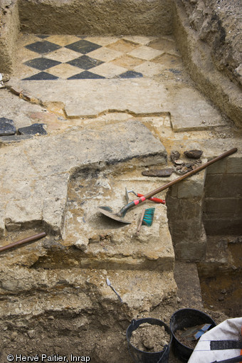 Sol en damier de schiste et de tuffeau découvert dans la nef de l'église, abbaye de Fontevraud (Maine-et-Loire), 2013.  