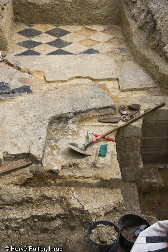 Sol en damier de schiste et de tuffeau découvert dans la nef de l'église, abbaye de Fontevraud (Maine-et-Loire), 2013.