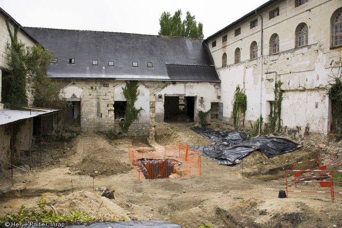 Vue générale de l'opération réalisée à l'abbaye royale de Fontevraud (Maine-et-Loire) en 2013.Les recherches ont été menées à l’emplacement de l’ancien prieuré Sainte-Marie-Madeleine, largement méconnu et longtemps considéré comme entièrement détruit.