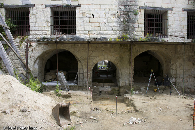 Façade de la salle capitulaire, prieuré de la Madeleine, abbaye de Fontevraud (Maine-et-Loire), 2013.